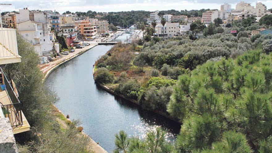 Una parte del Port Romà donde podrá urbanizarse desde uno de los miradores situado en una calle de la zona alta de Porto Cristo.