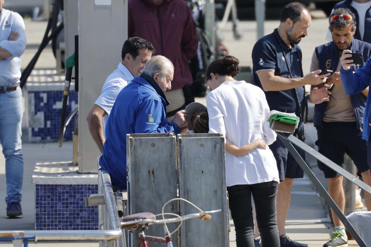 El rey emérito Juan Carlos, a su llegada este sábado, al puerto de Sanxenxo donde se disputa la segunda serie de la liga española de la clase 6 metros, el sábado y domingo en la Ría de Pontevedra.