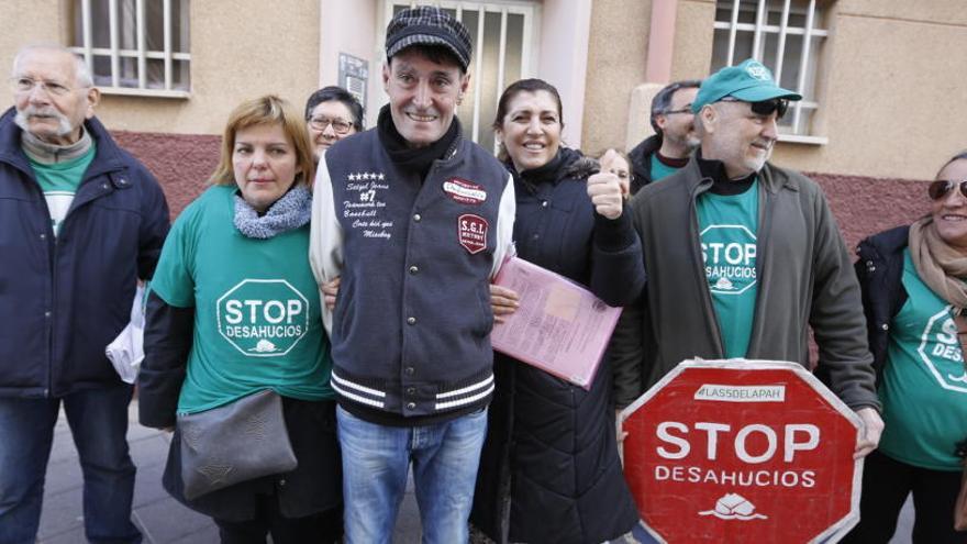 La PAH paraliza el desahucio de un parado en Carrús