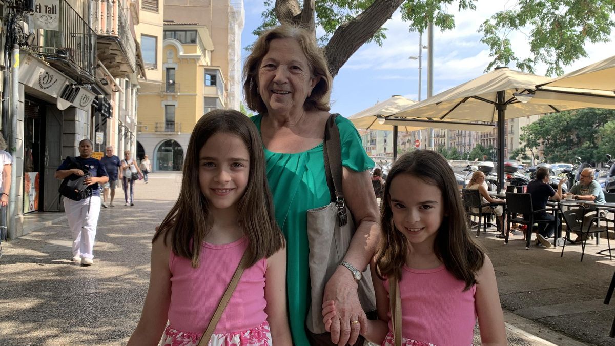 La Maria José amb les seves netes Cloe i Martina, de 9 anys.