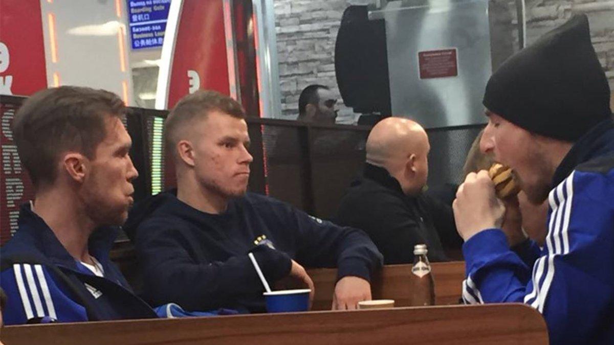 Los jugadores del Bate comiendo en un burger a altas horas de la madrugada