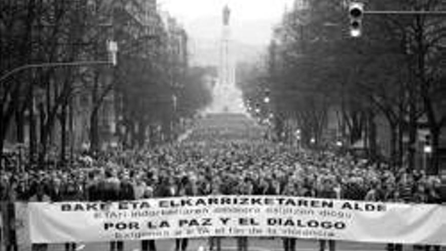 Una multitud reclama a ETAen Bilbao el final de la violencia