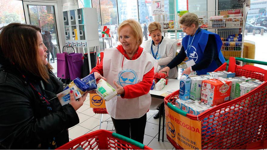 Voluntarias apilan donaciones en Vigo. // Marta G. Brea