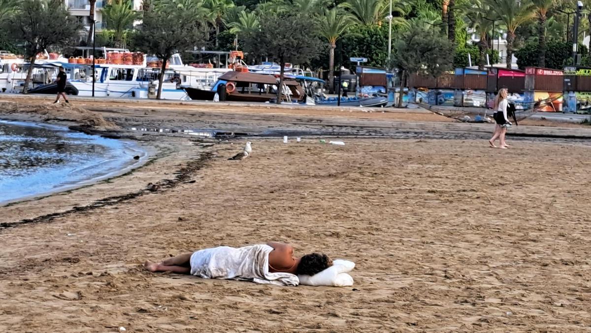Galería de imágenes de la suciedad en el la playa de s'Arenal de Sant Antoni a primera hora de la mañana Galería de imágenes de la suciedad en el la playa de s'Arenal de Sant Antoni a primera hora de la mañana
