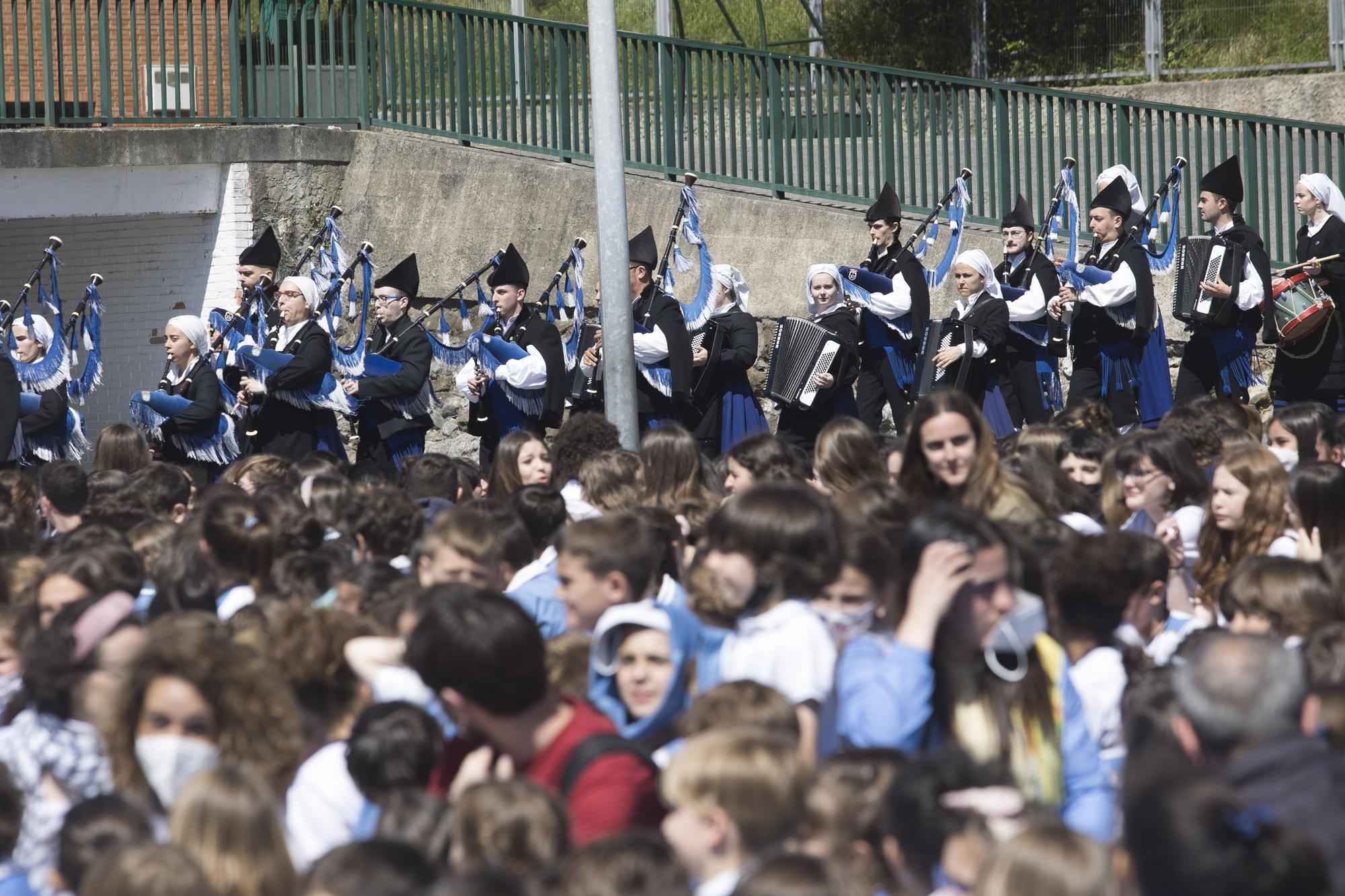 Izado de bandera en el colegio Santa María del Naranco