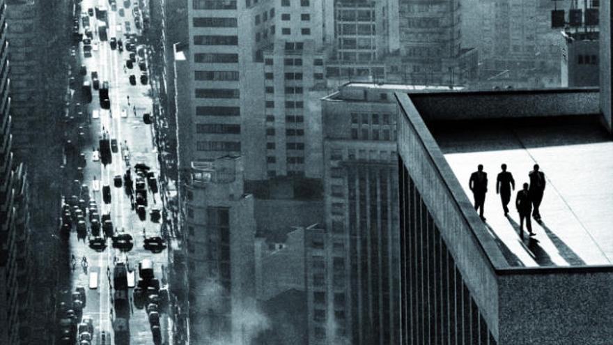 &#039;Men on the Roof&#039; (Sao Paulo, 2004), de R. Burri.