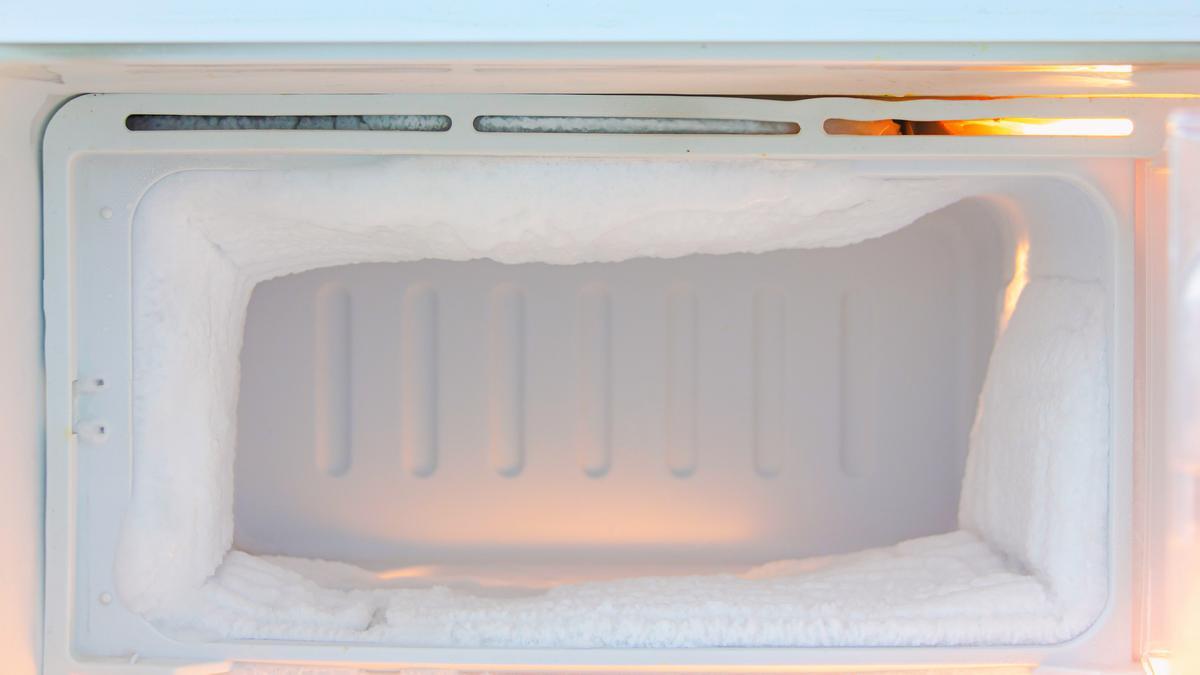 El infalible truco para limpiar y descongelar el congelador en 15 minutos