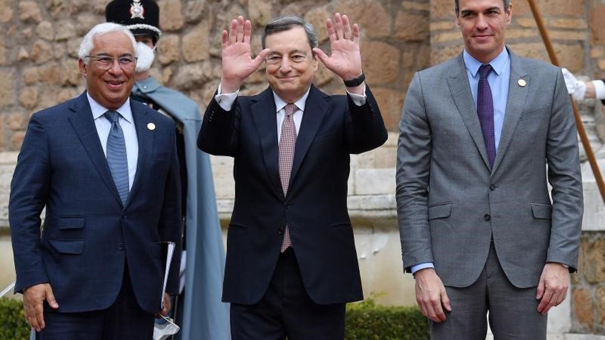 El primer ministro italiano, Mario Draghi (c), recibe al presidente del Gobierno, Pedro Sánchez, y al 'premier' luso, António Costa (i), en Villa Madama en Roma, este 18 de marzo de 2022.