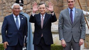 El primer ministro italiano, Mario Draghi (c), recibe al presidente del Gobierno, Pedro Sánchez, y al ’premier’ luso, António Costa (i), en Villa Madama en Roma, este 18 de marzo de 2022.