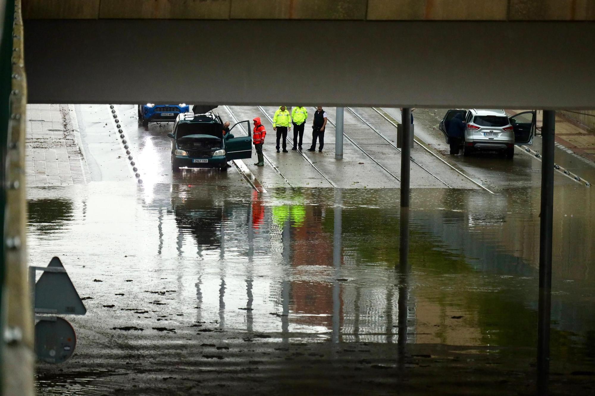 En imágenes I La lluvia anega varias calles de Zaragoza y obliga a intervenir a los bomberos
