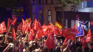 La militancia del PSOE celebra en Ferraz la resistencia al avance del PP