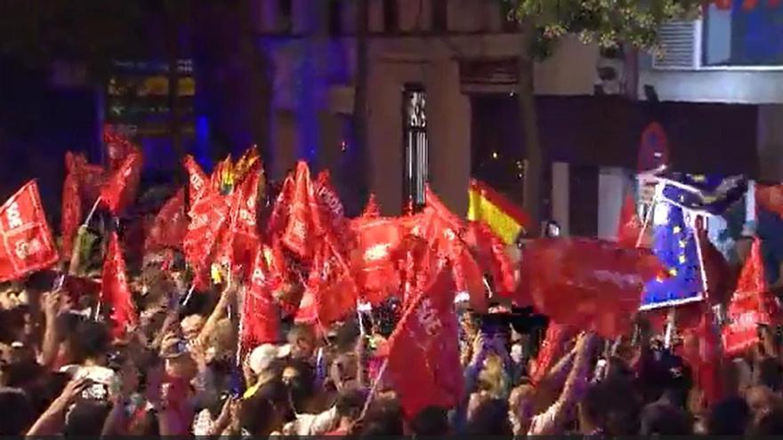 La militancia del PSOE celebra en Ferraz la resistencia al avance del PP