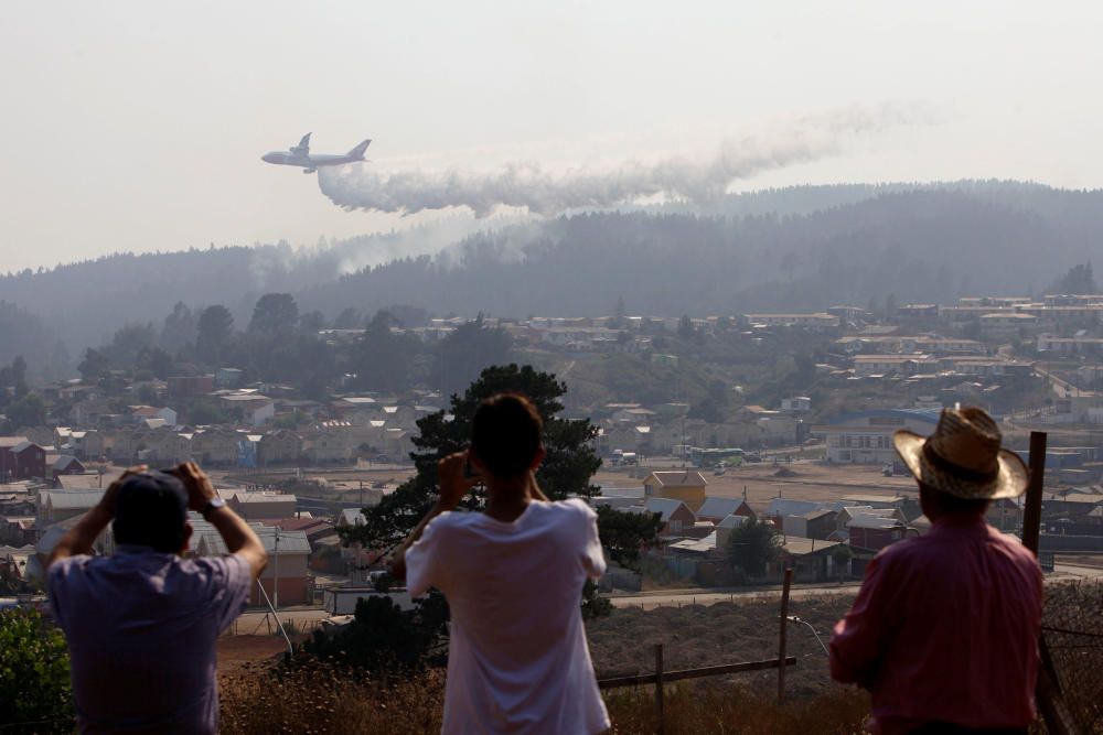 Un Boeing 747-400 de EEUU bota su carga de agua para extinguir el fuego que asola el territorio de Chile.
