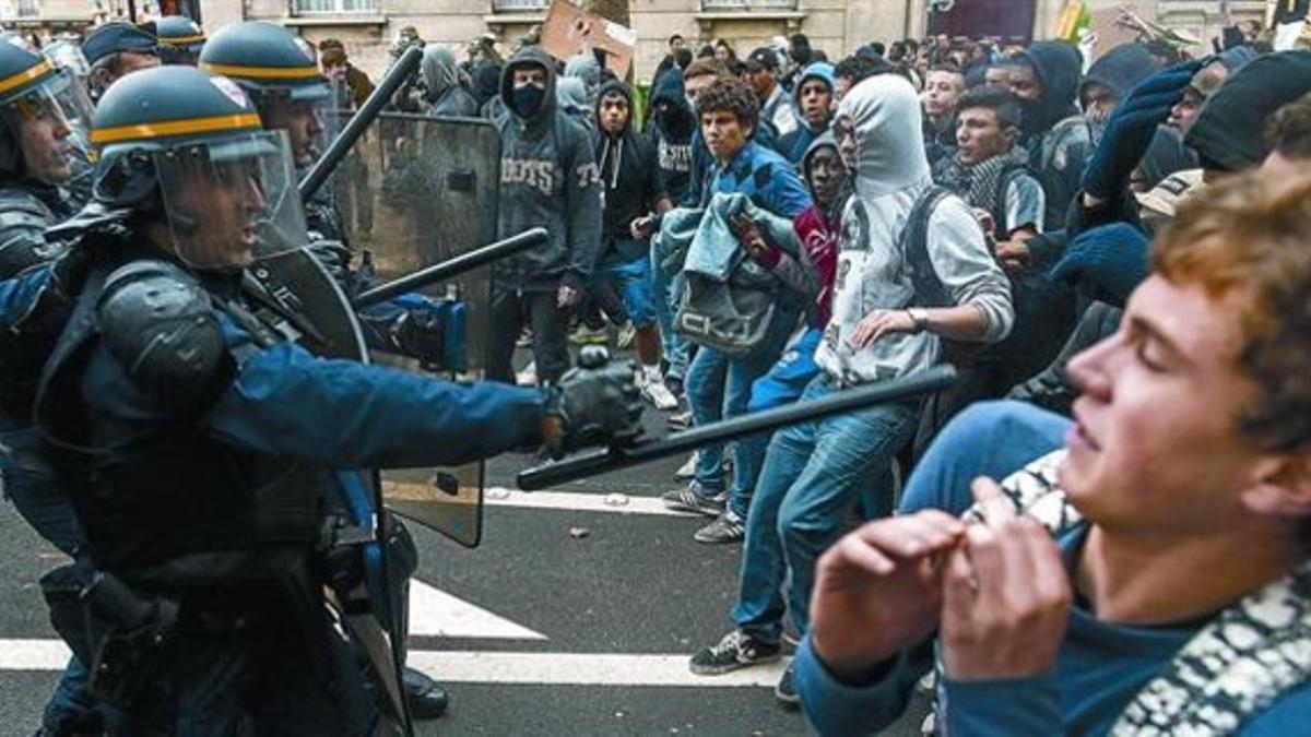 Grupos de estudiantes se enfrentan a la policía, ayer, en París.