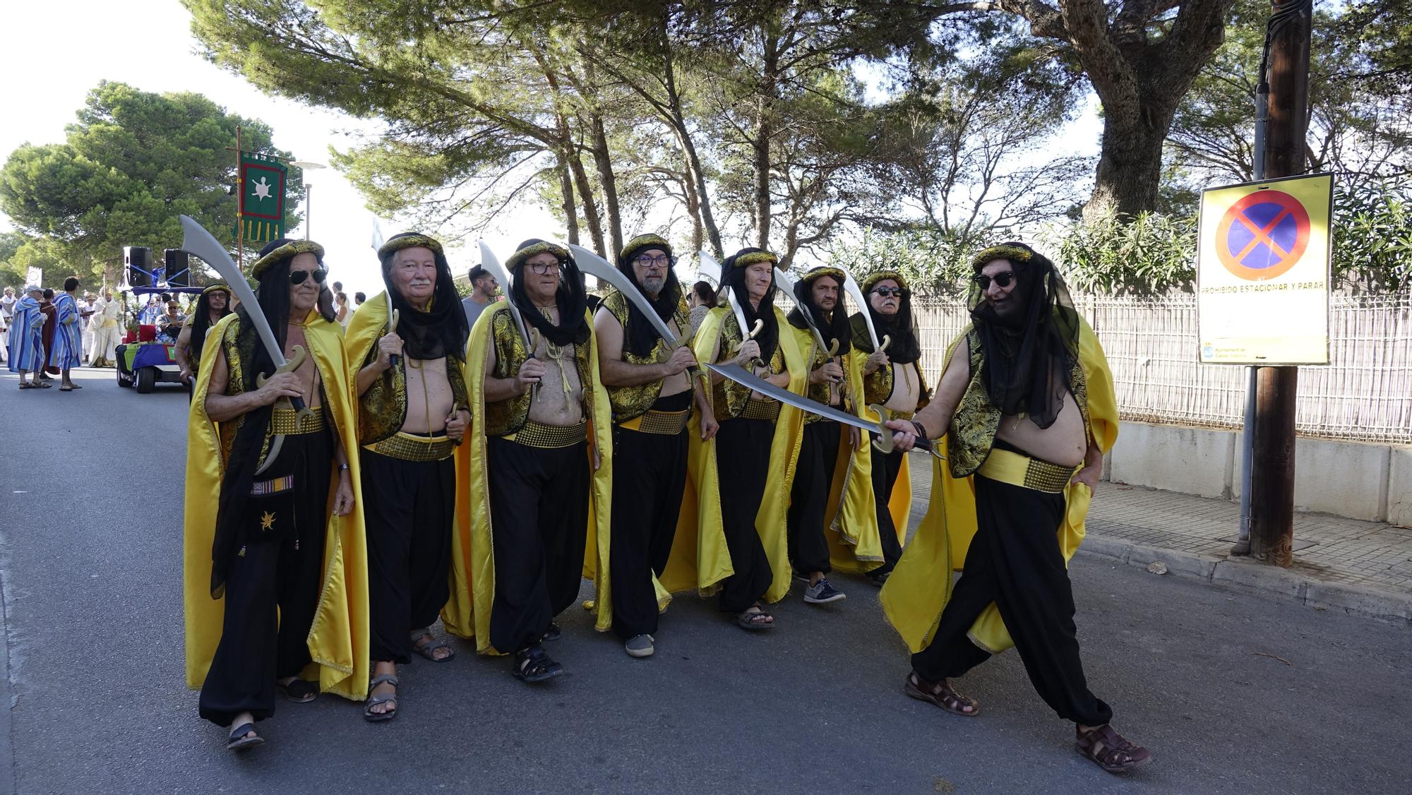 Batalla multitudinaria y festiva en la playa de Santa Ponça