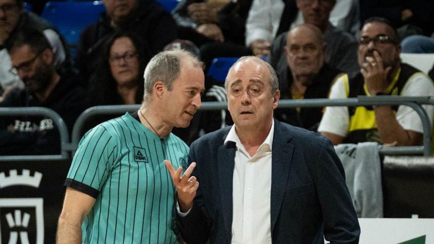 Txus Vidorreta escucha la explicación de uno de los árbitros.
