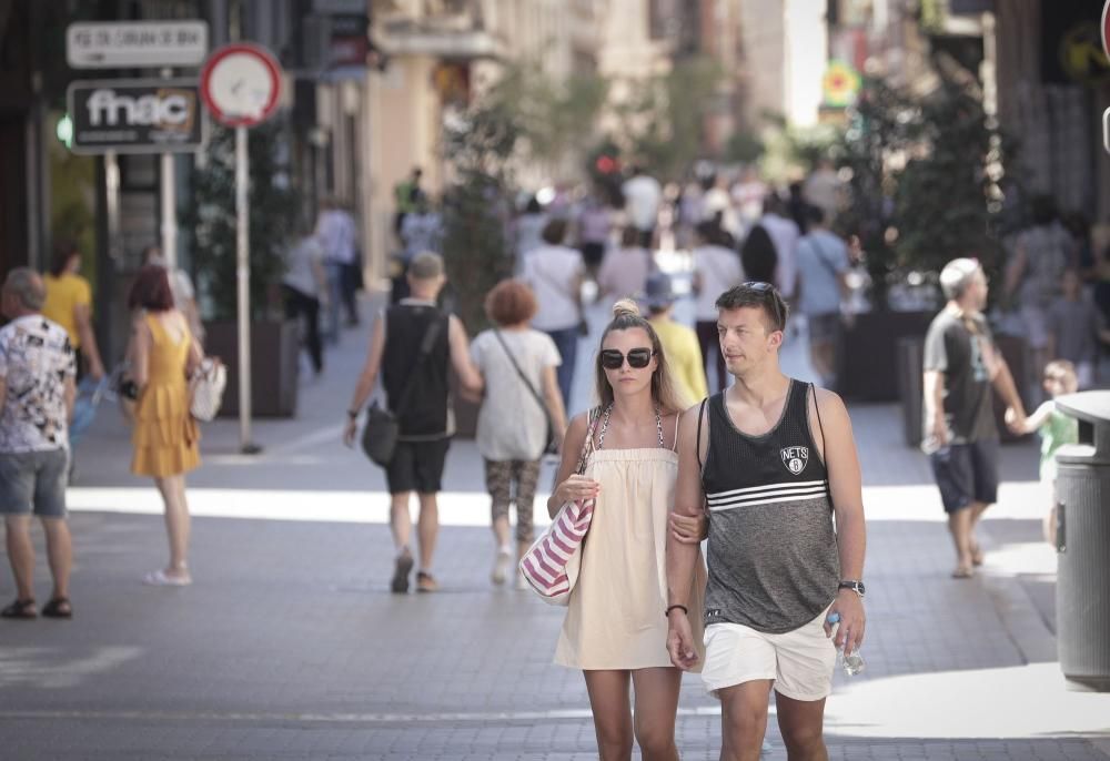 Wie die Menschen in Palma de Mallorca am Samstag (26.6.) mit der neuen Maskenfreiheit umgingen.