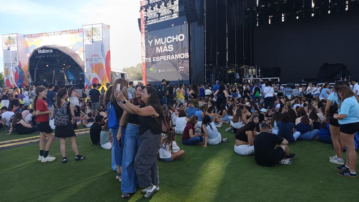 Guerra por las primeras filas: una avalancha de fans irrumple en el Mallorca Live Occident 2026 para la llegada de Aitana