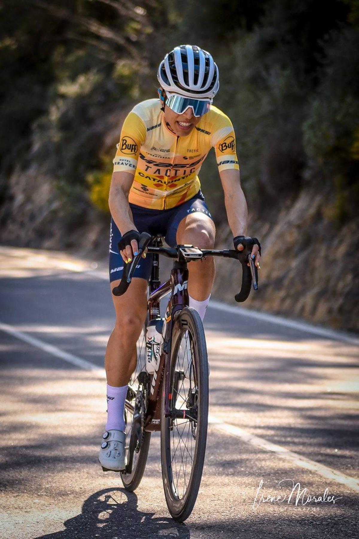 Iris Gómez corrent amb la bici.