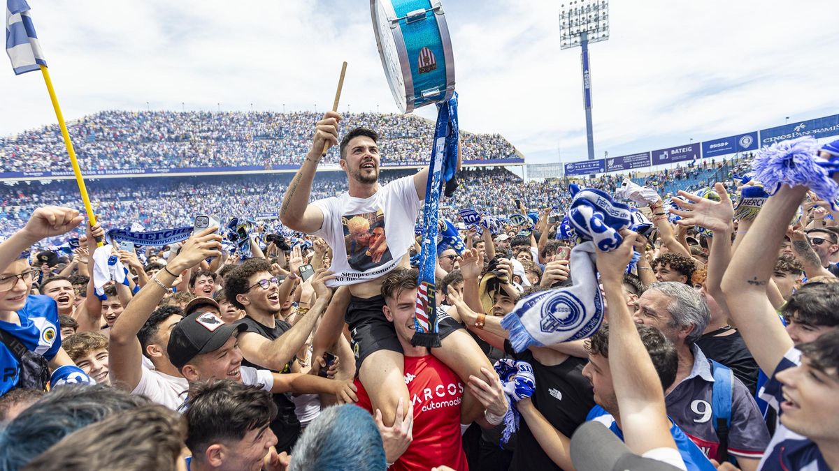 Alvarito, a hombros de la hinchada, celebra el ascenso del Hércules a Primera Federación en Alicante.
