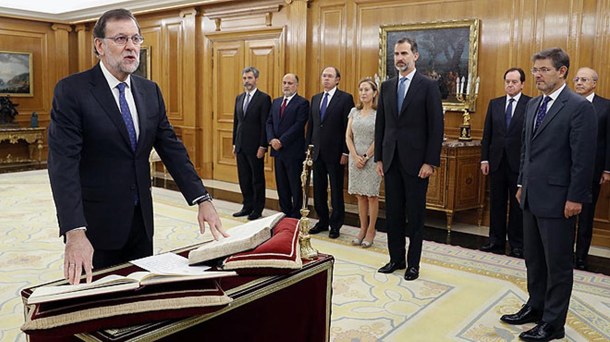 Rajoy jura el càrrec de president davant el Rei.