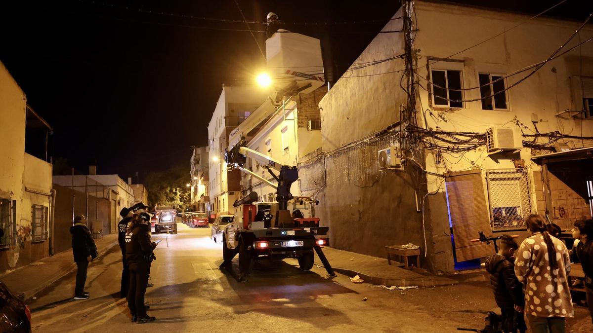 Policías, en la explosión en una vivienda del barrio del Espíritu Santo de Espinardo en enero.