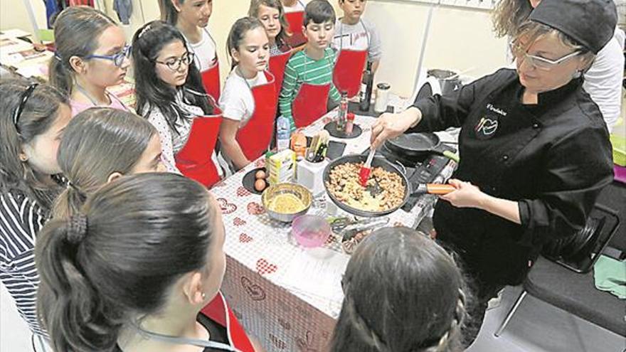 El Mercat abre su taller de cocina educativa para niños