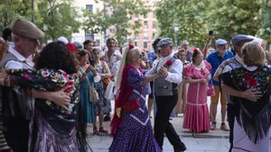 Archivo - Una pareja participa en el Concurso de Chotis y Pasodoble durante las Fiestas de la Paloma 2022, a 14 de agosto de 2022, en Madrid (España). Este año está marcado por ser el primero en dos años sin restricciones y donde los asistentes podrán dis