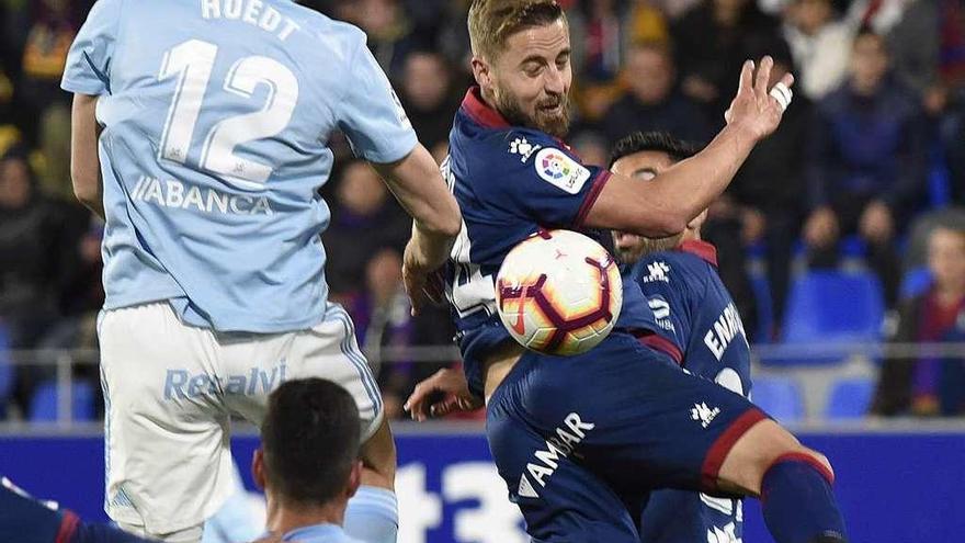 Hoedt y Pulido trata de alcanzar un balón durante el partido. // Efe