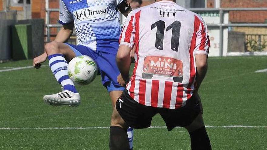 Kike despeja un balón en el choque ante el Siero.