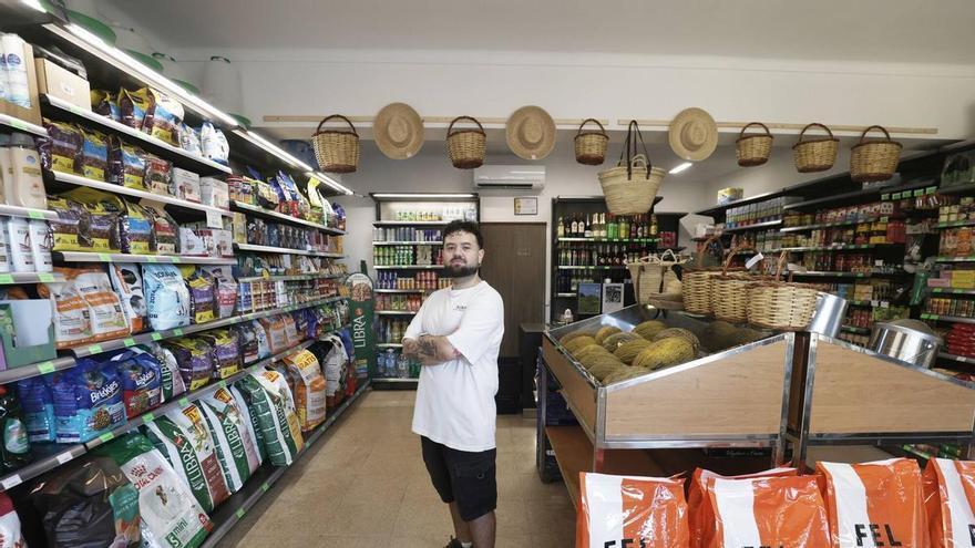Un joven de 27 años abre una tienda de piensos en Palma: «La locura urbanística juega en nuestra contra»