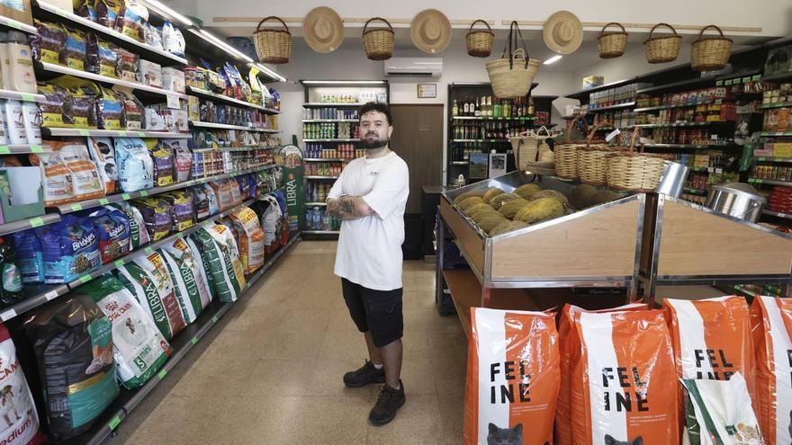 VÍDEO | Un joven de 27 años abre una tienda de piensos en Palma: "La locura urbanística juega en nuestra contra"