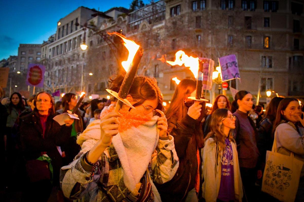 Miles de mujeres se manifiestan en Barcelona por el 8M | FOTOS