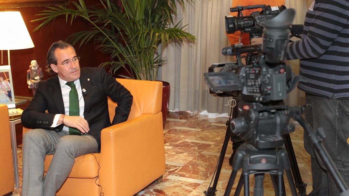 Arturo Torró, preparándose para una entrevista en Tele7, cuyo contrato ha derivado en la sentencia.