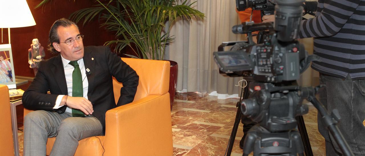 Arturo Torró, preparándose para una entrevista en Tele7, cuyo contrato ha derivado en la sentencia.