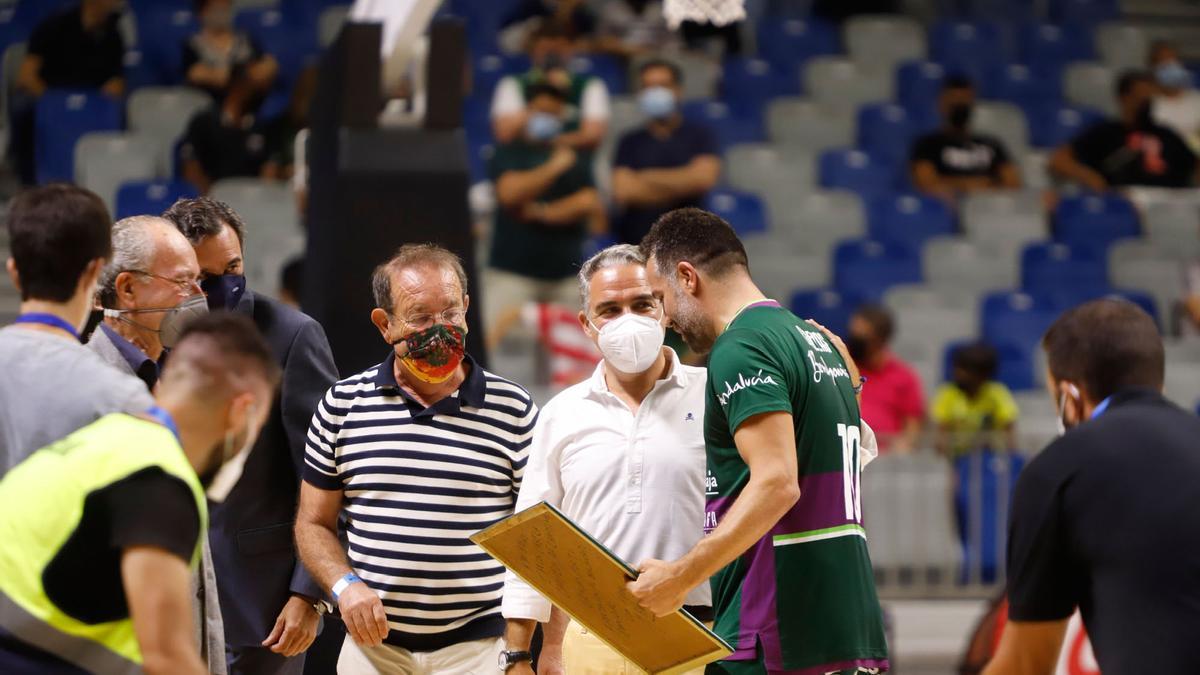 Carlos Cabezas juega su último partido con el Unicaja en el Carpena