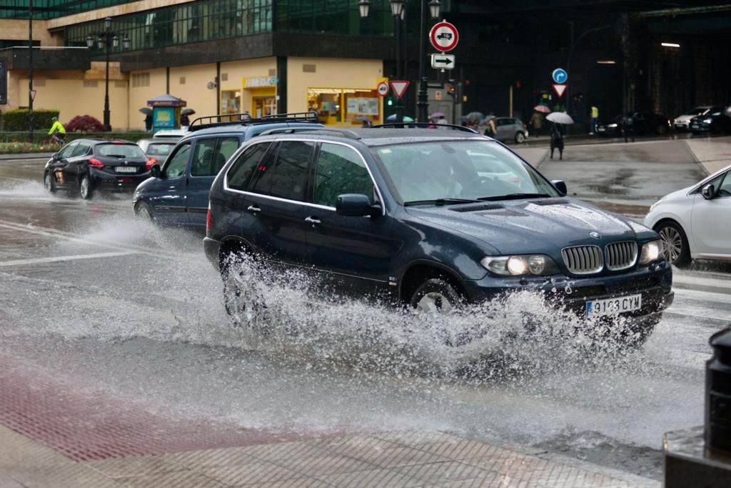 En imágenes: Así ha sido la impresionante tromba de agua caída sobre Oviedo