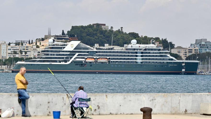 El ‘Seabourn Pursuit’, con sus dos submarinos de exploración, ayer, en el puerto. | IVÁN J. URQUÍZAR