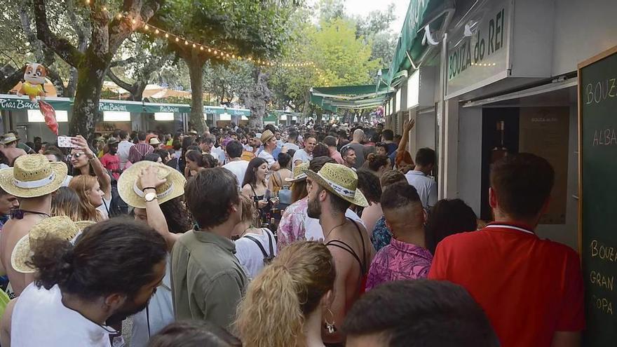 El Paseo da Calzada, abarrotado de gente a última hora de la tarde de ayer. // Noé Parga