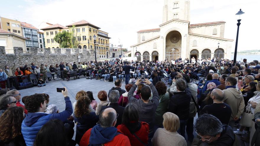 El concierto de la Banda Sinfónica de Gijón en Campo Valdés, en imágenes