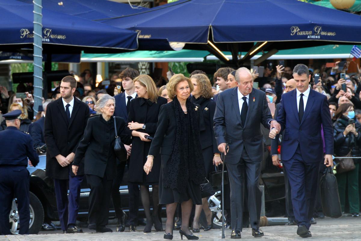 Athens (Greece), 16/01/2023.- Emeritus Queen Sofia (3-R) of Spain and former King Juan Carlos I (2-R) of Spain along with other family members arrive to the Metropolitan Cathedral of Athens for the funeral service for the former Greek King Constantine II, in Athens, Greece, 16 January 2023. Greece’s former King Constantine II died at the age of 82 on 10 January 2023. The funeral service is held at the Metropolis Cathedral of Athen before he will be burried near the graves of his ancestrors at the Tatoi former royal palace. (Grecia, España, Atenas) EFE/EPA/VLACHOS ALEXANDROS