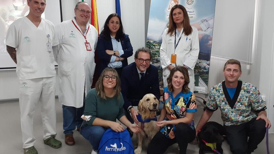 El Hospital de la Axarquía inicia su quinto programa de terapia asistida con perros