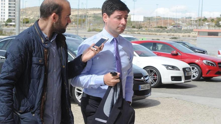 Gabriel Torregrosa, a la derecha, entrando a las oficinas de Nueva Condomina hace unos días.