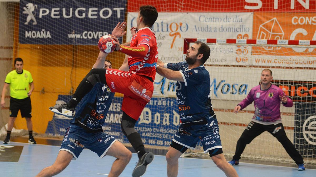 Martín y Cerqueira, con Javi Díaz al fondo, en el duelo de O Gatañal ante el Sinfín