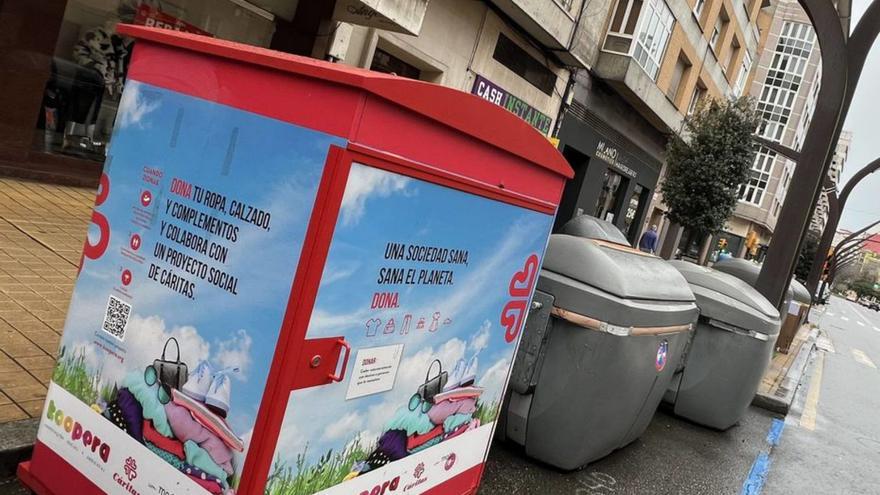 Un contenedor de recogida de ropa de Cáritas, ayer, en la avenida de la Constitución. | JUAN PLAZA
