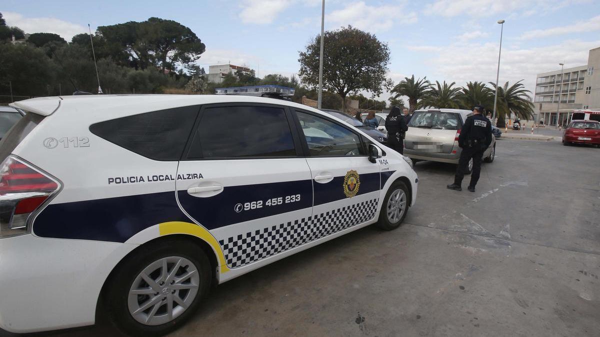 Un vehículo de la Policía Local de Alzira en una imagen de archivo.