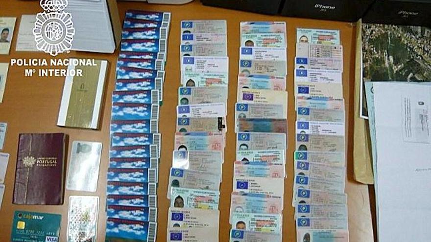 La Policía ha detenido en Madrid, Málaga y Miranda de Ebro (Burgos) a diez miembros de una banda que vendía documentos de identidad falsos a inmigrantes brasileños en situación irregular, que los utilizaban para conseguir empleo como ciudadanos comunitarios sin necesidad de obtener el permiso de trabajo.
