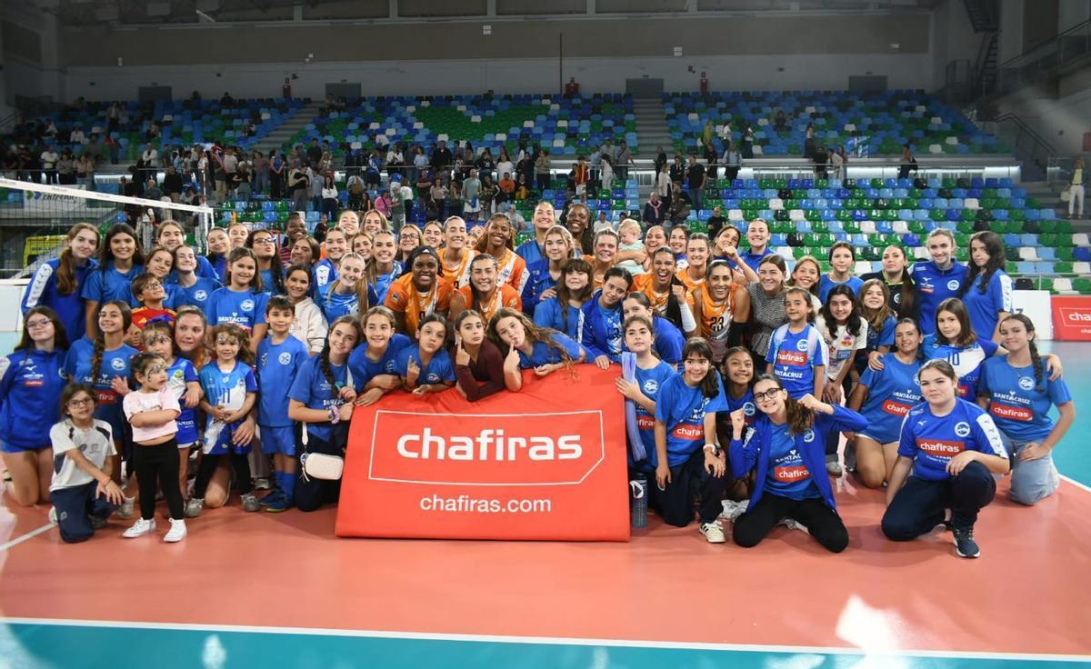 La plantilla del Santa Cruz Cuesta Piedra celebra la victoria junto a las jugadoras de su base.