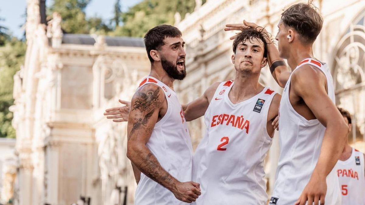 Fernando Bello, primero izquierda, con la selección española de baloncesto 3x3.