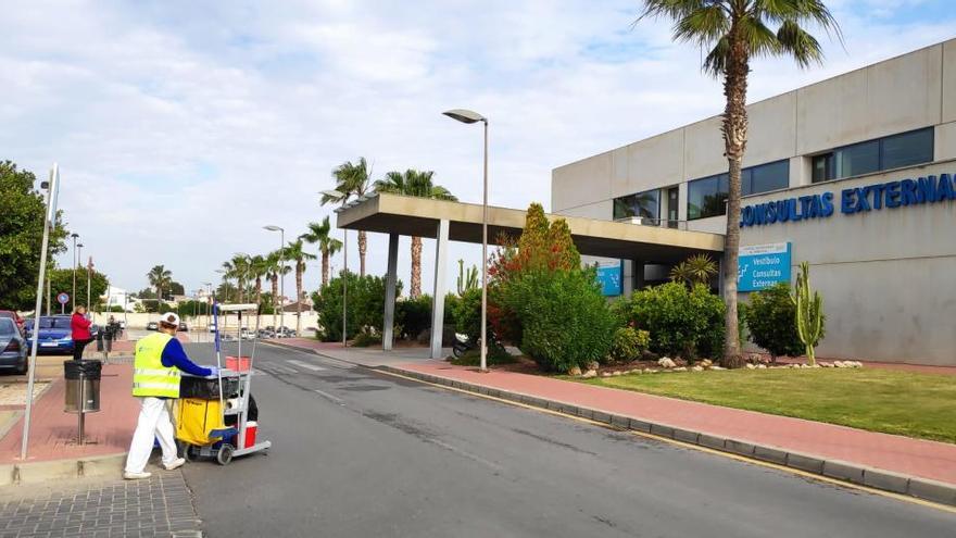 El número de ingresados por coronavirus se reduce a 50 entre planta y UCI en el Hospital de Torrevieja